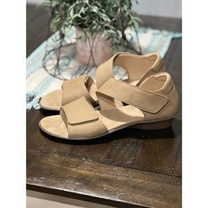 Sesto Meucci size 11 beige sandals
